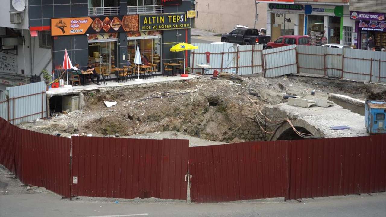 Rize’de tarihi köprü çalışması esnafı isyan ettirdi: “Fareler dükkâna giriyor!”