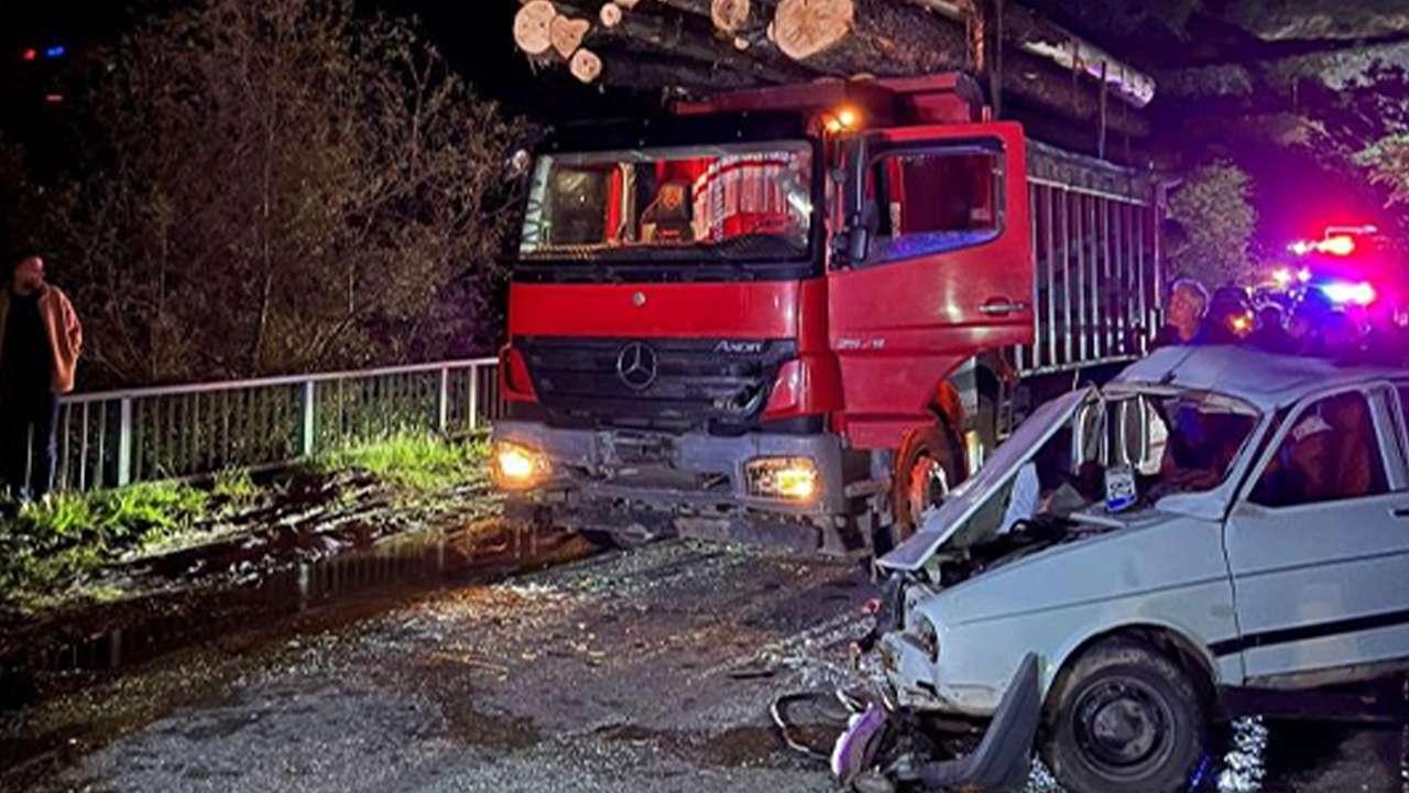 Tomruk yüklü kamyon ile otomobil kafa kafaya çarpıştı