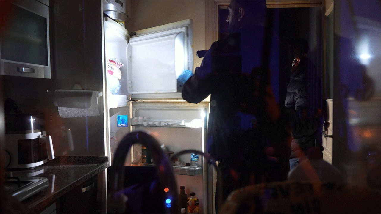 Ceset kokusu sanıldı, gerçek polisin eve girmesiyle ortaya çıktı