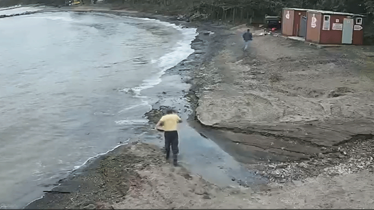 Karadeniz Sahil Yolu’nda araç plaja uçtu: 4 yaralı