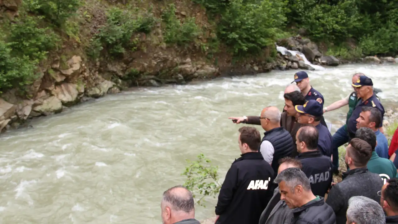 Giresun Valisi Koç, akıntıya kapılarak kaybolan kişiyi arama çalışmalarını inceledi