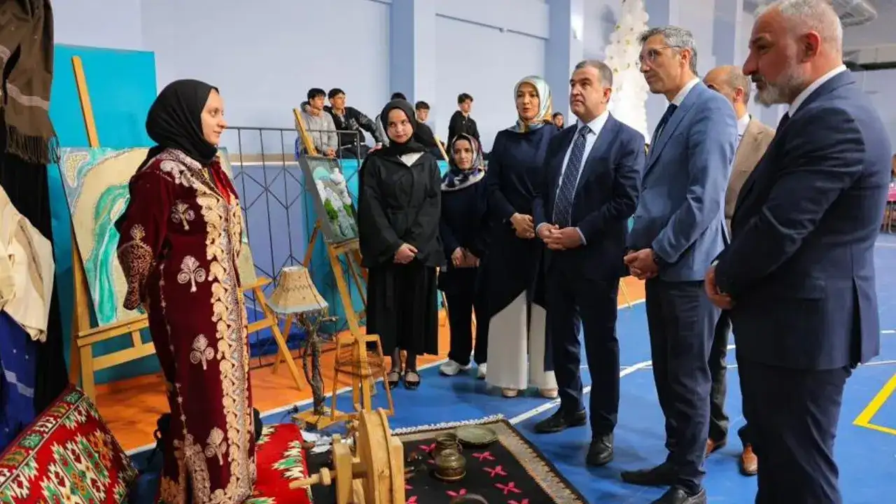 Bayburtlu öğrencilerin el emeği eserleri sergilendi