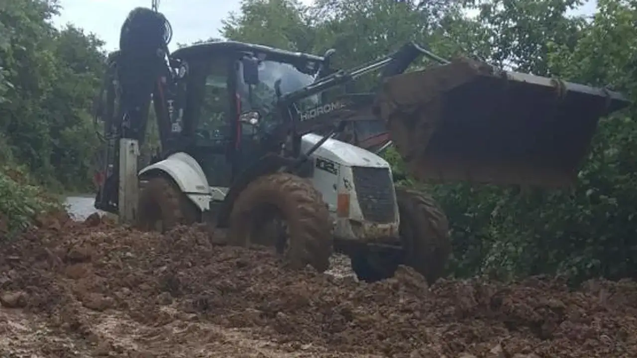 Borçka’da sağanak alarmı: Dereler taştı, yollar kapandı