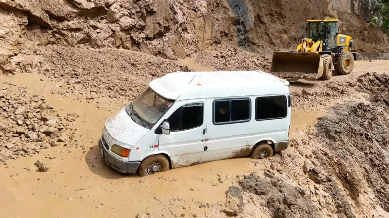 Trabzon’da facianın eşiğinden dönüldü: Minibüsteki 3 kişi son anda kurtuldu