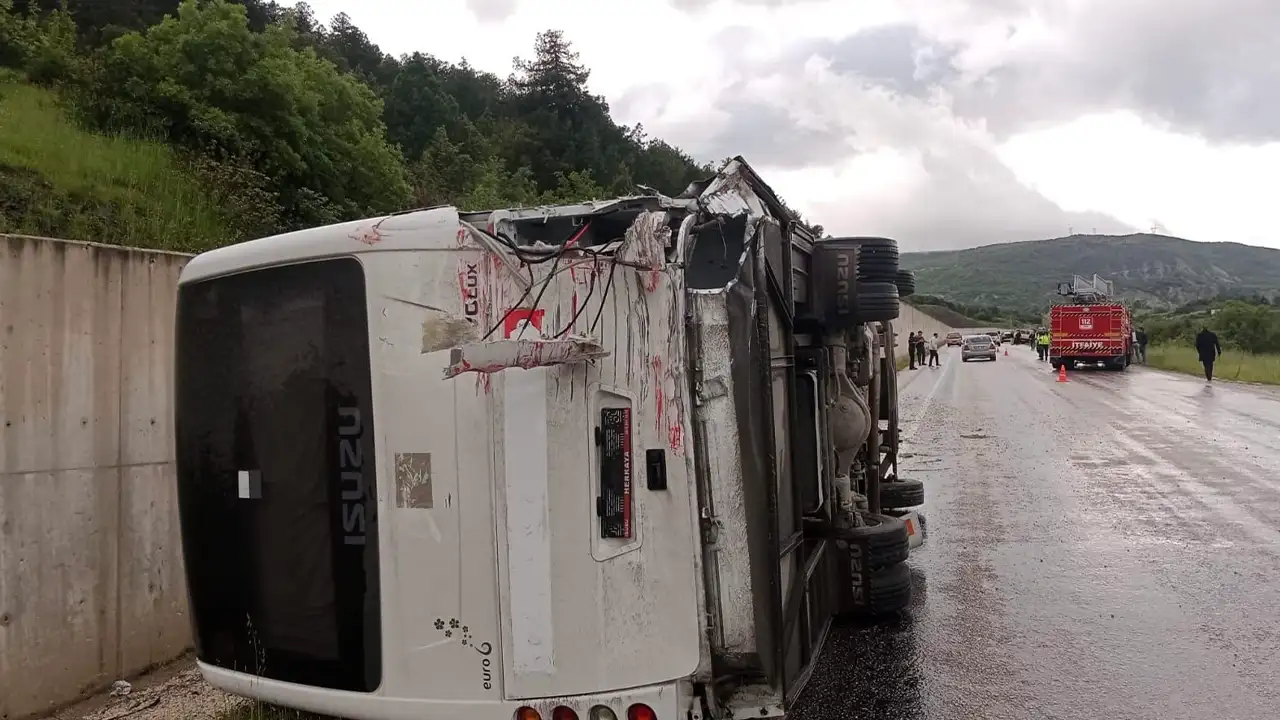 Trabzon plakalı minibüs Tokat’ta kaza yaptı! Yaralılar var