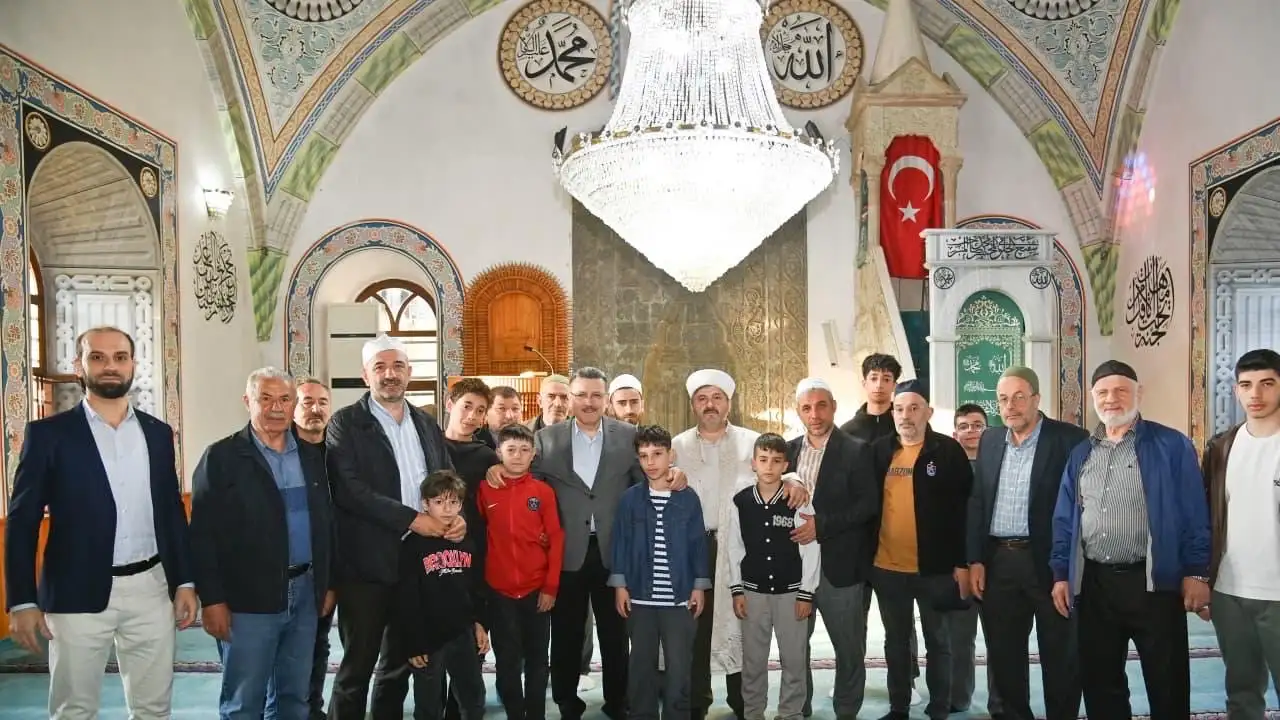 İskenderpaşa Camii’nde bayram buluşması: Başkan Genç vatandaşlarla saf tuttu