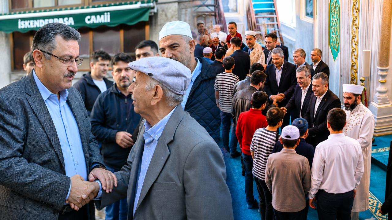 Trabzon'da Vali Tahir Şahin ve Başkan Ahmet Metin Genç vatandaşlarla bayramlaştı
