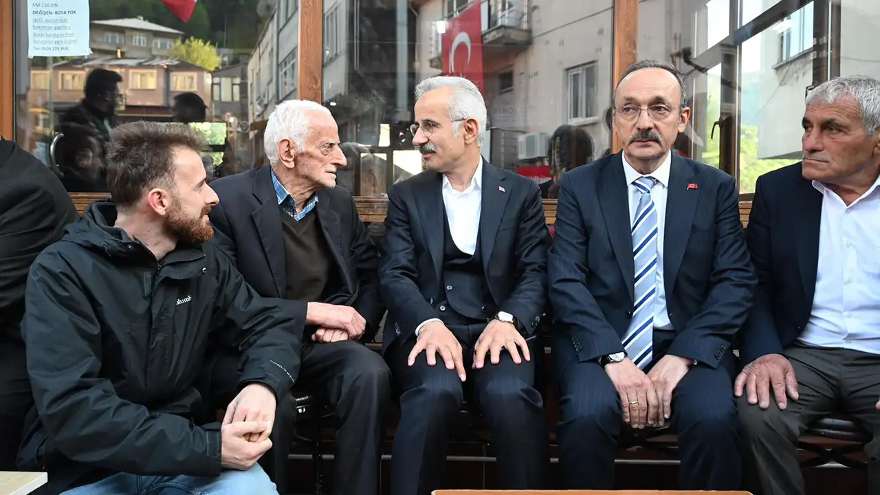Bakan Uraloğlu Trabzon'da vatandaşlarla bayramlaştı