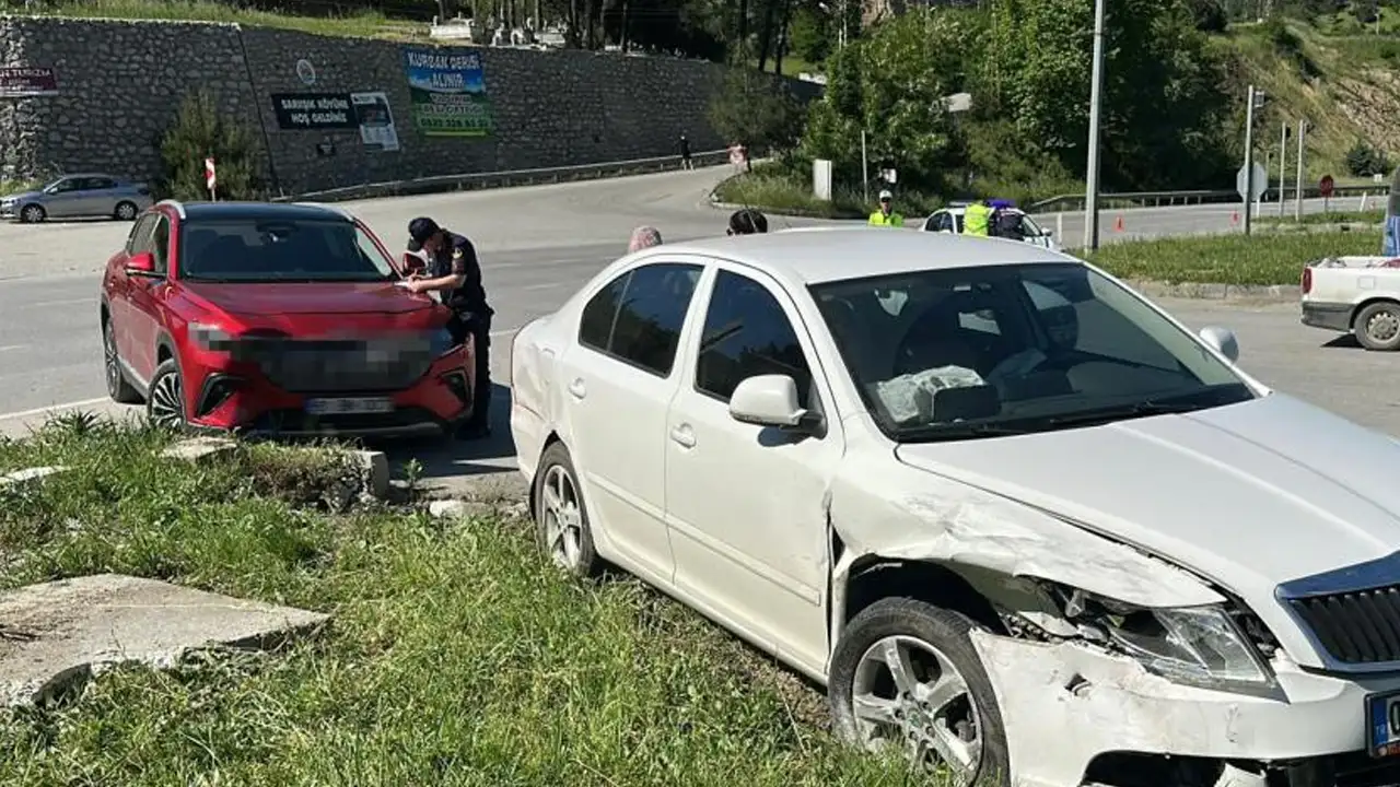 Trabzon plakalı araç Samsun'da kazaya karıştı! 2 yaralı