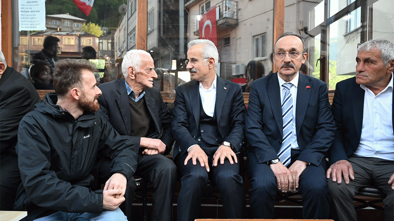 Bakan Uraloğlu Trabzon'da vatandaşla bayramlaşıyor