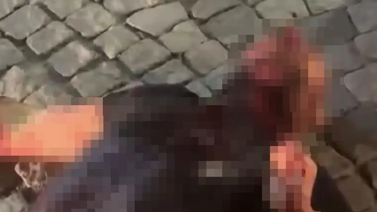 Husumetli olduğu akrabasının boğazını kesip kahvehanenin önüne attı