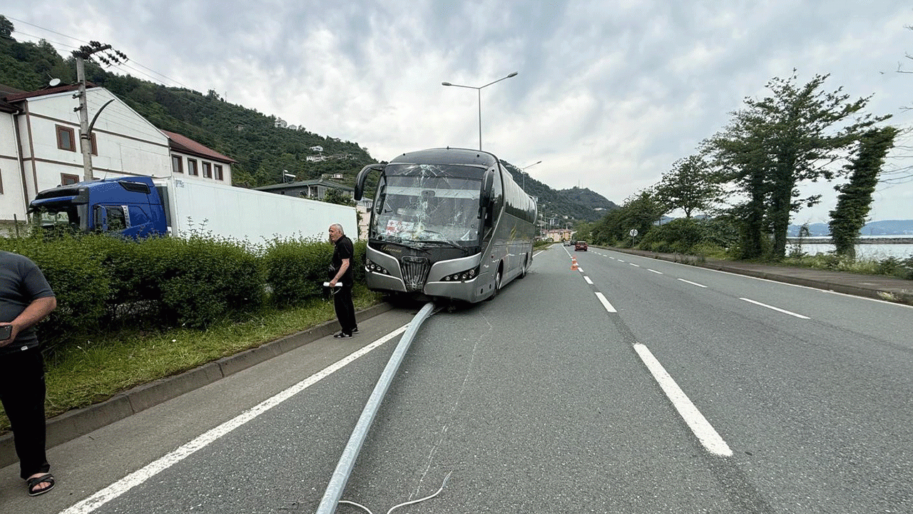 Festivalden dönüyorlardı Trabzon'da karşı şeride savrulan otobüs faciayı kıl payı atlattı!