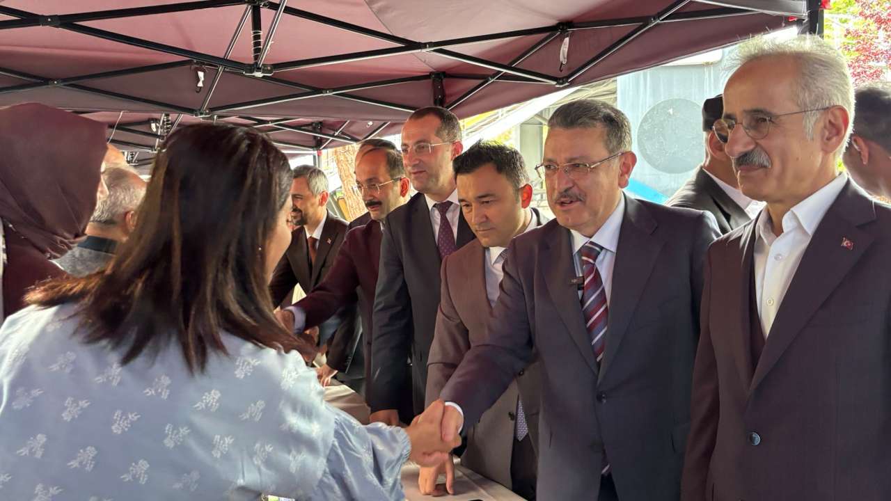 Bakan Uraloğlu Akçaabat’ta hemşehrileriyle bayramlaştı! Programa yoğun katılım