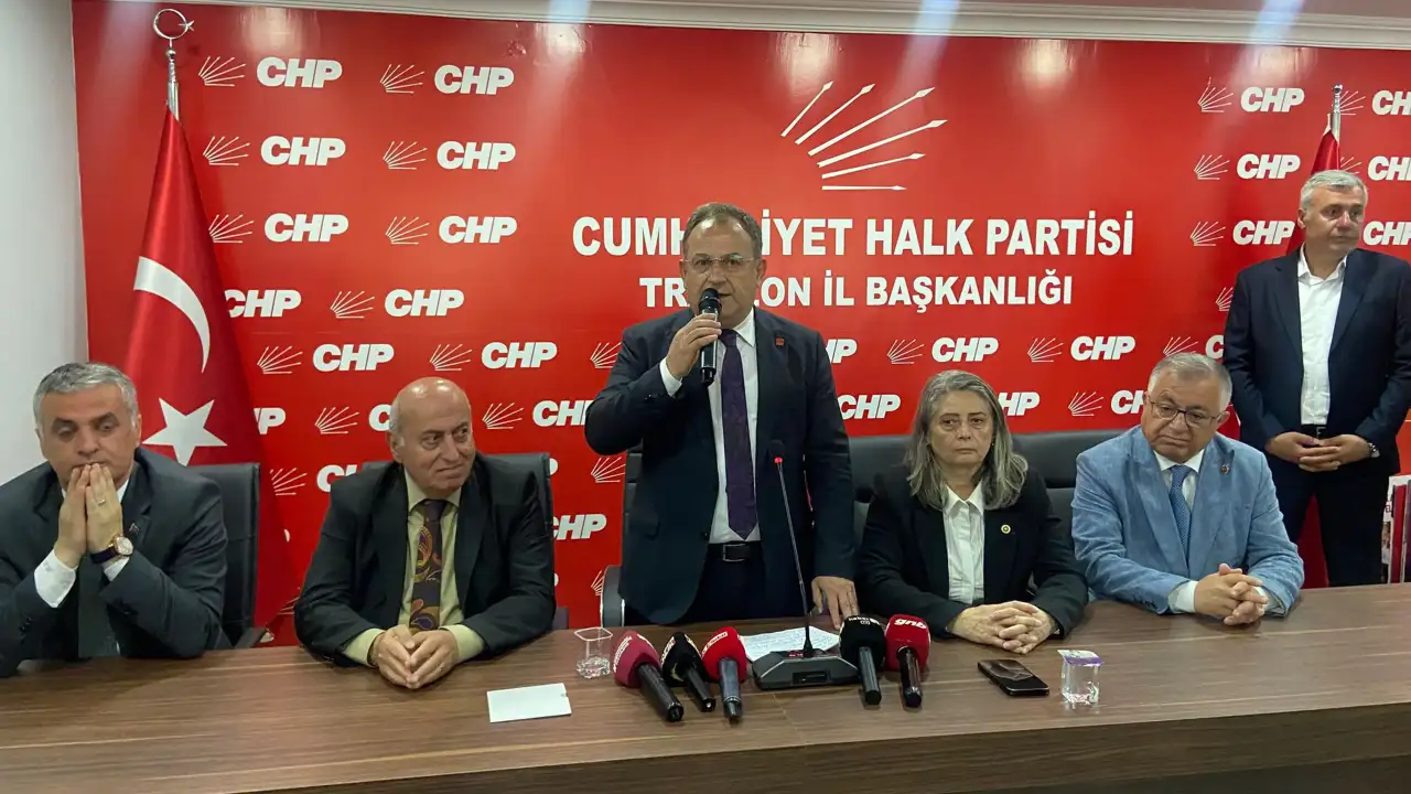 CHP Trabzon’da bayramlaştı! “İktidara 13 kez seçim kaybeden genel başkan partiye çöktü”