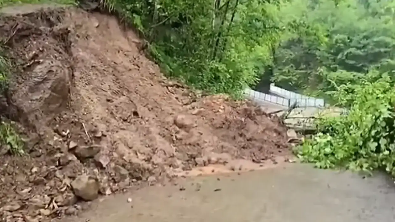 Araklı’da şiddetli yağış heyelana neden oldu! Yol ulaşıma kapandı