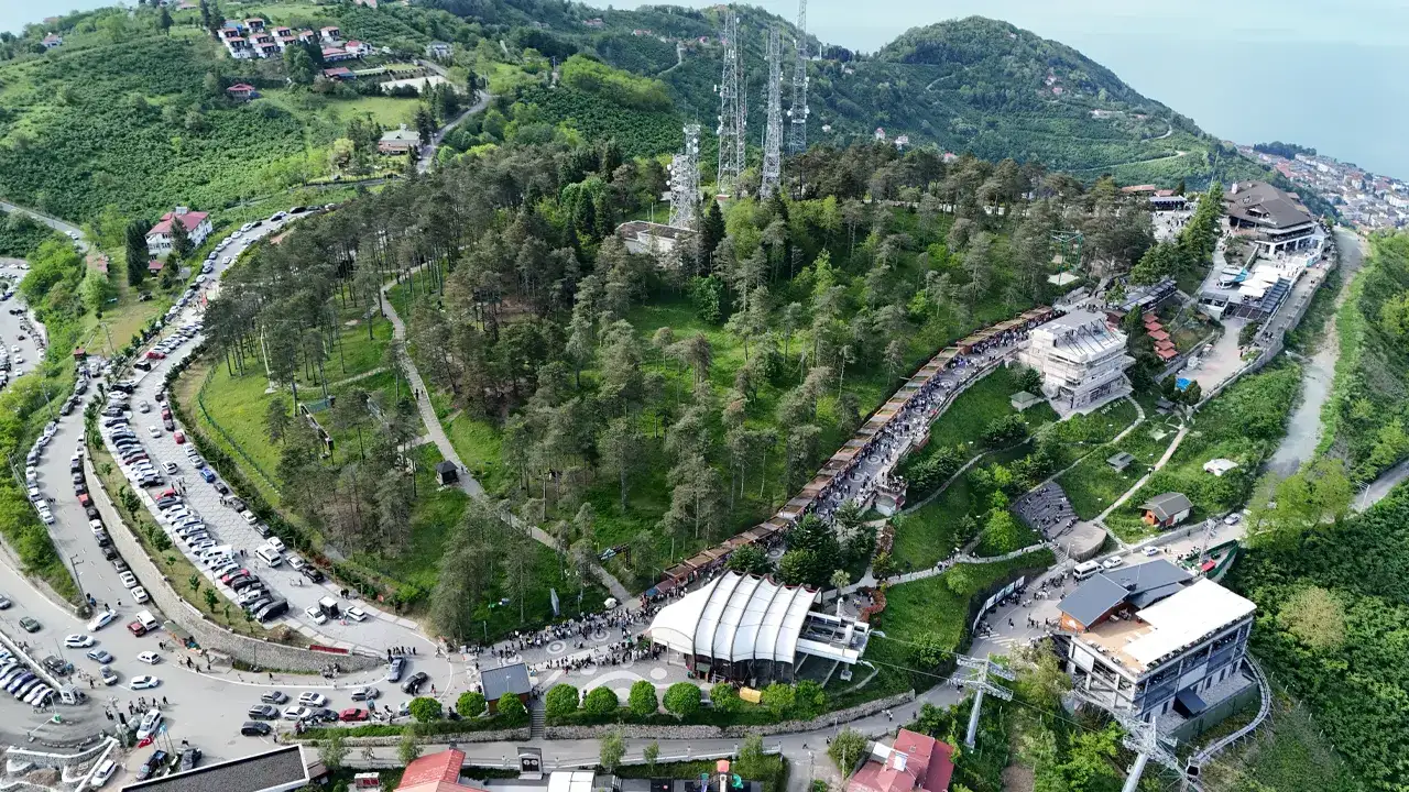 Bayramda Boztepe’ye ziyaretçi akını! Teleferikte uzun kuyruklar oluştu