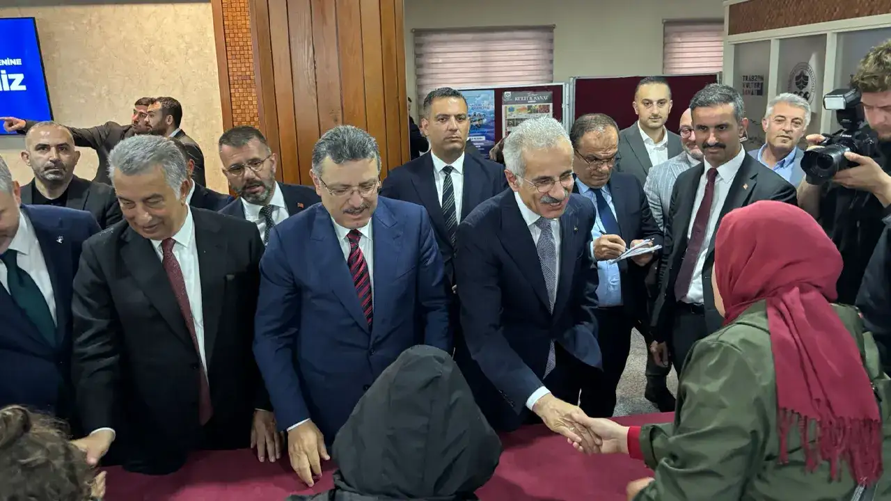 Trabzon’da bayram coşkusu! Bakan Uraloğlu vatandaşlarla tek tek bayramlaştı
