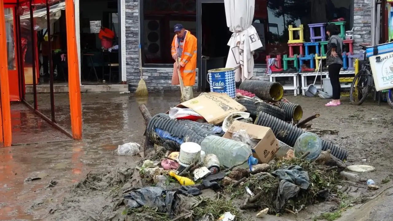 Ordu’da sağanak etkili oldu! İş yerlerini su bastı, yollar kapandı
