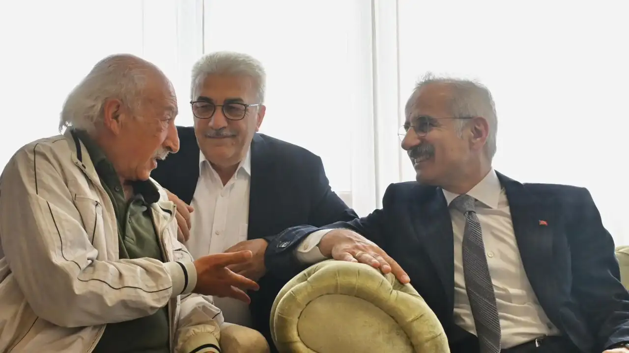 Bakan Uraloğlu’ndan huzurevinde anlamlı bayram buluşması! “Sizler bizim baş tacımızsınız”