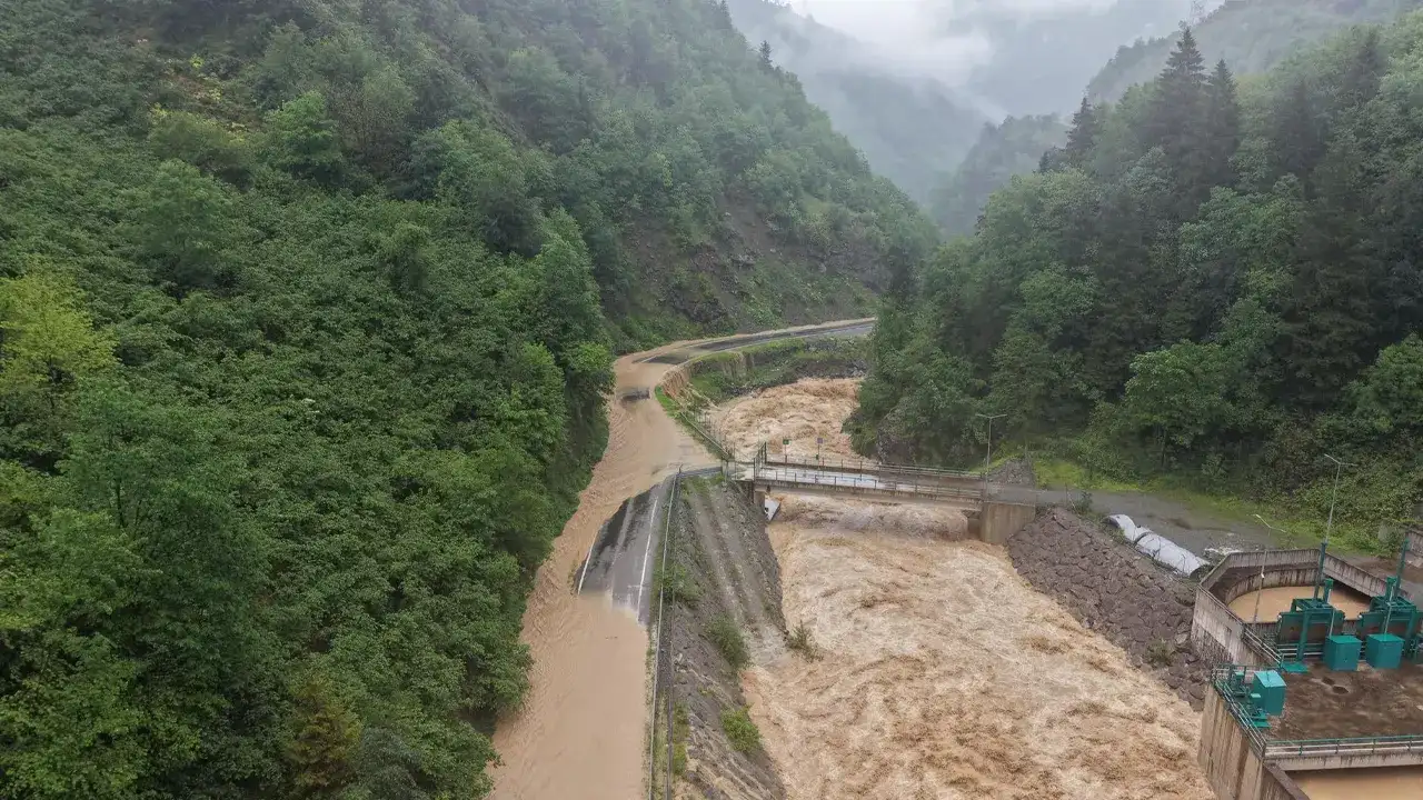 Doğu Karadeniz’de şiddetli yağış alarmı: İş yerlerini su bastı, yol ulaşıma kapandı