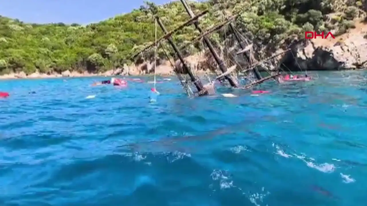 Tur teknesi battı! Ekipler bölgeye sevk edildi