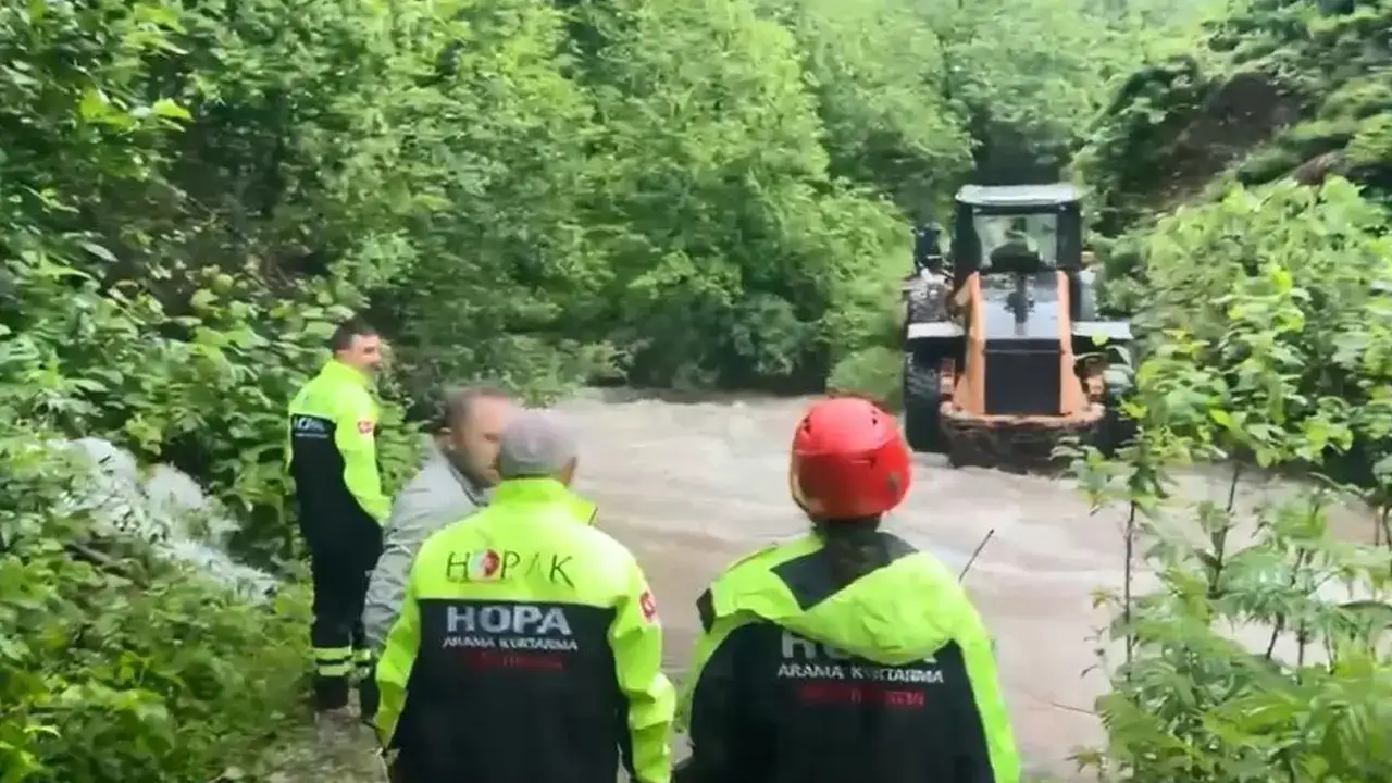 Artvin’de dere taştı! 4 kişi mahsur kaldı