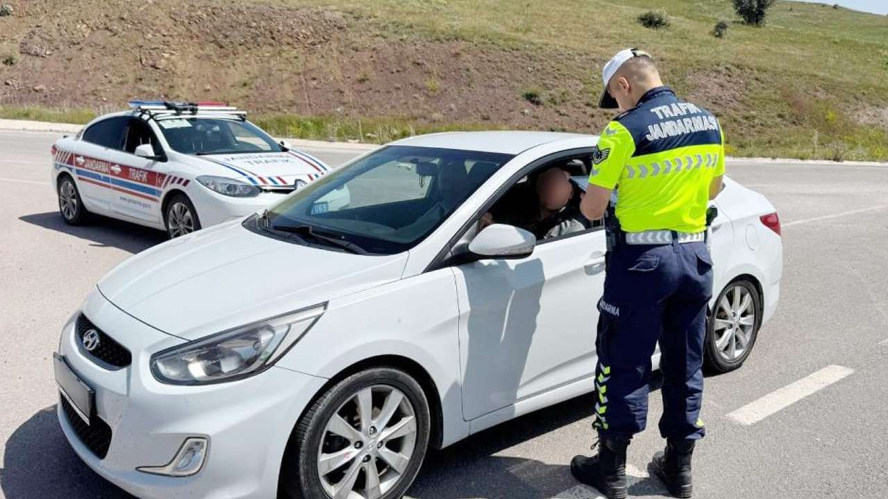 Trabzon’da jandarmadan bayram denetimi! Sürücülere dikkat çeken uyarı