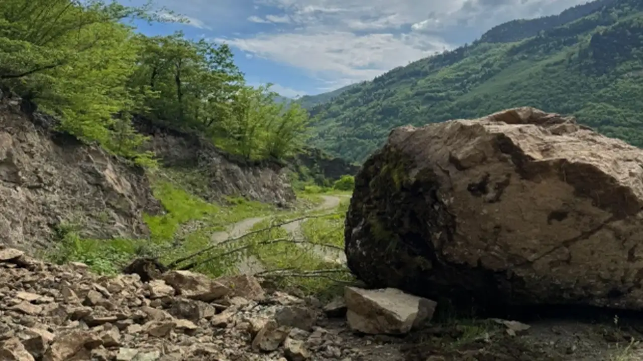 Trabzon’da 10 tonluk kaya mahalle yolunu kapattı