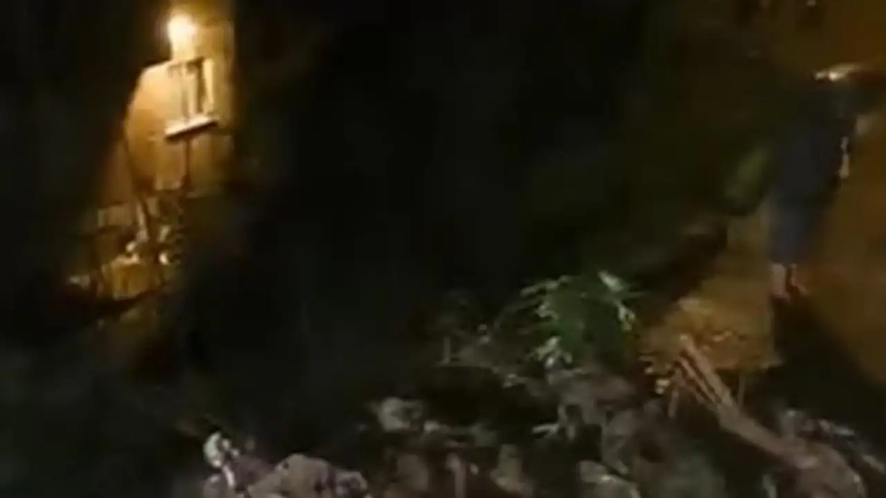 Rize’de heyelan yolu kapattı! Ekipler kısa sürede müdahale etti