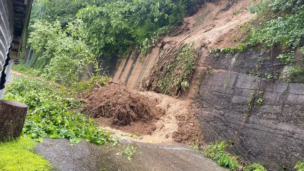 Dernekpazarı’nda toprak kayması paniği! Yol ve çevresi çamurla kaplandı