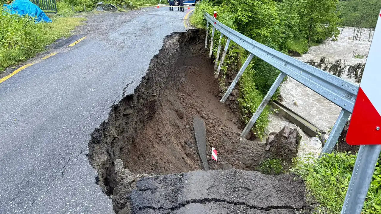 Artvin’de yollar çatladı, dere taştı! Ulaşım aksadı