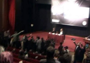 Gazetecilere idam ipi fırlatıldı!