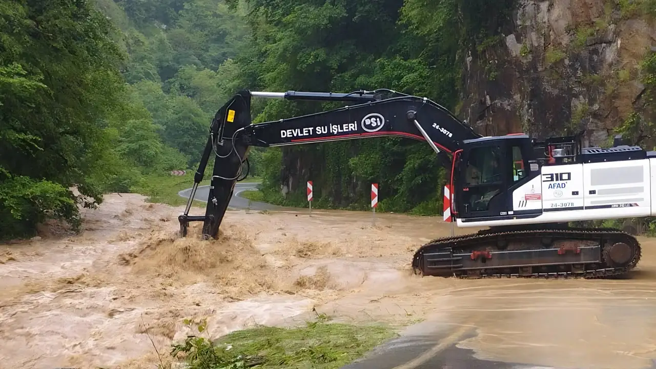 Giresun’da sağanak alarmı! Derede risk ekiplerin müdahalesiyle önlendi
