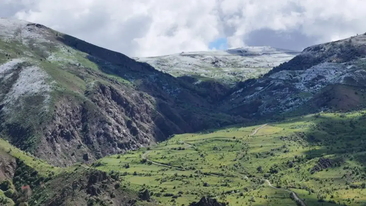 Mayıs sonunda kar sürprizi! Gümüşhane’nin zirveleri beyaza büründü