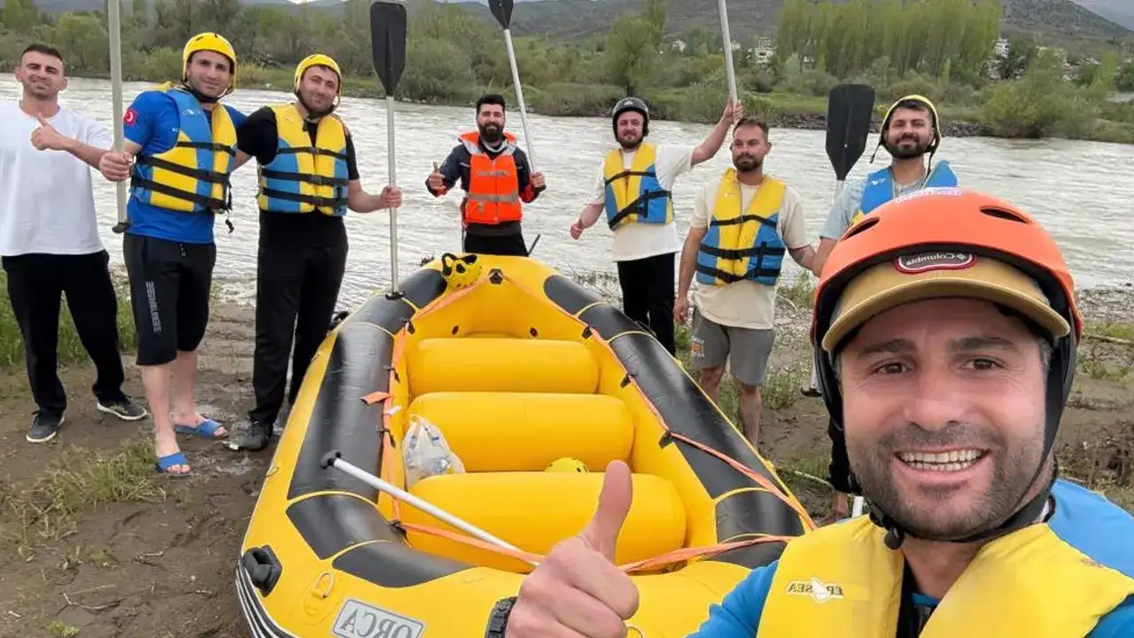 Bayburt’ta bayram geleneği sürüyor! Çoruh Nehri’nde kano ve rafting heyecanı