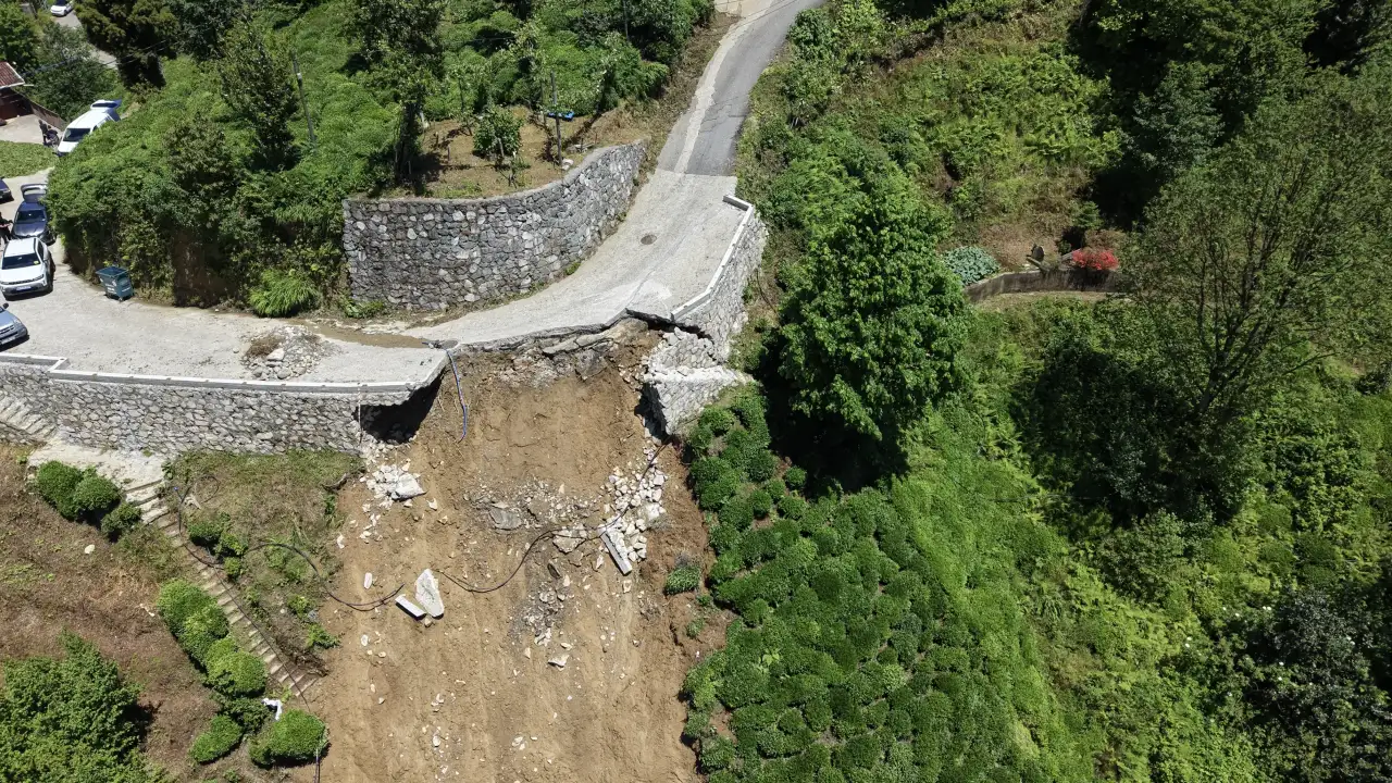 Rize’de çöken mahalle yolu dronla görüntülendi