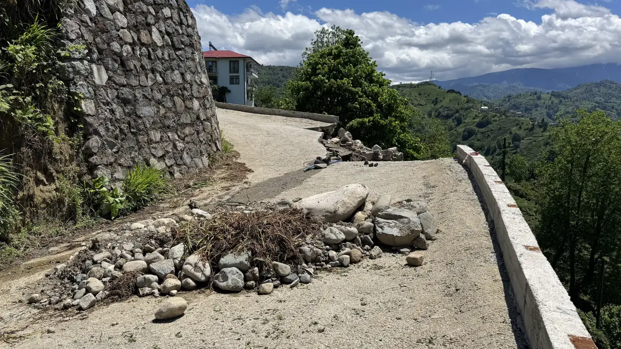 Rize’de istinat duvarı yıkıldı, mahalle yolu kapandı