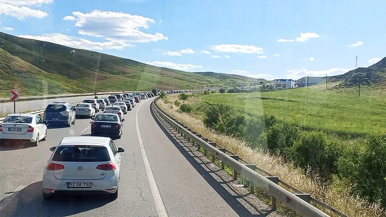 Trabzon’dan dönüş çilesi: Bayram trafiği yolları kilitledi