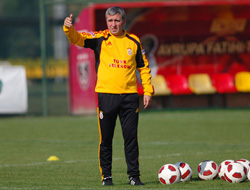 Hagi futbolcularını uyardı