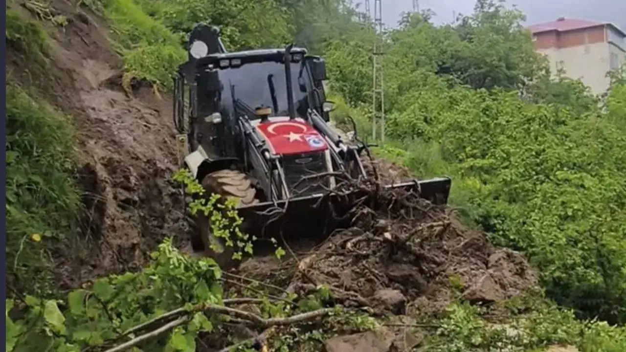 Trabzon’da yağış sonrası kapanan yollarda çalışmalar sürüyor