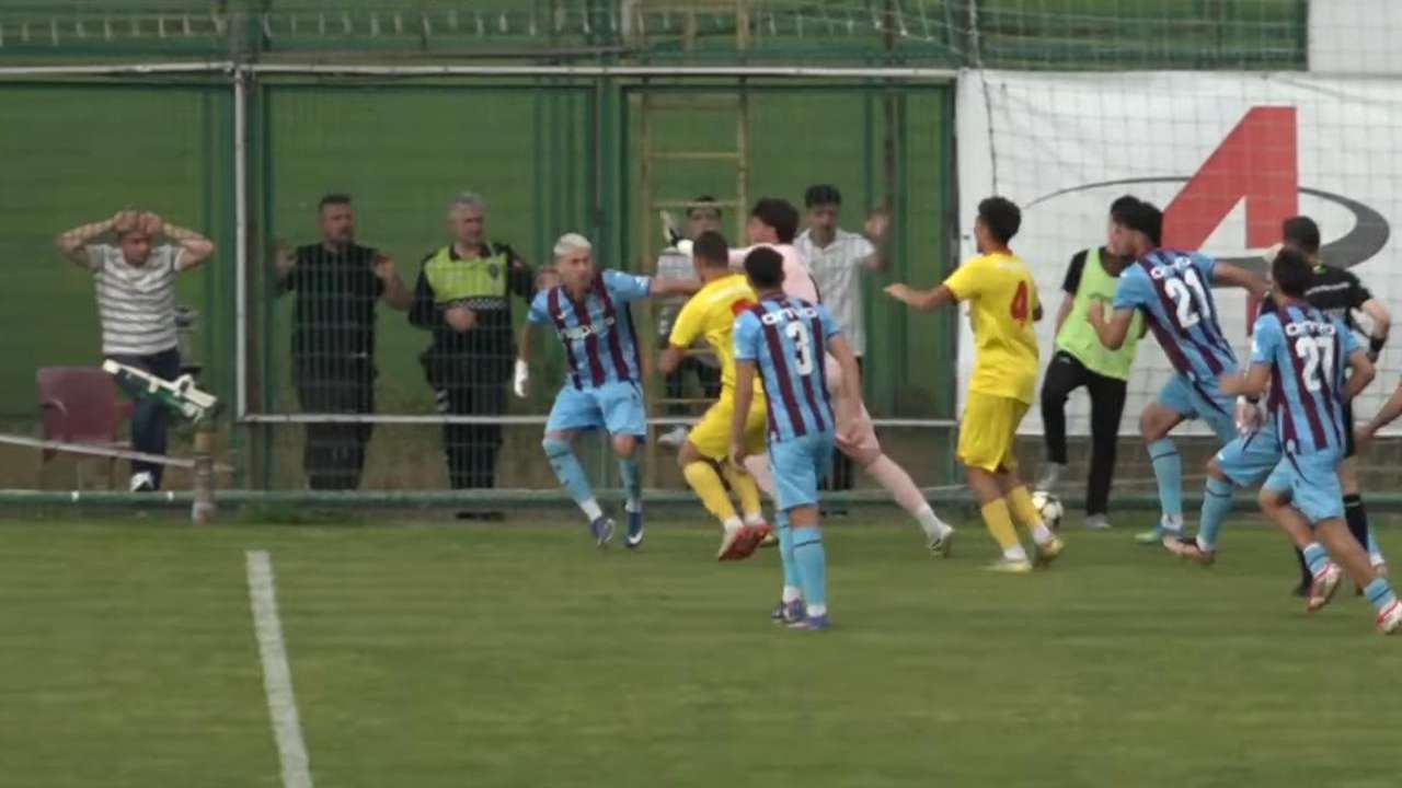Trabzonspor-Göztepe finalinde kavga! Saha bir anda karıştı