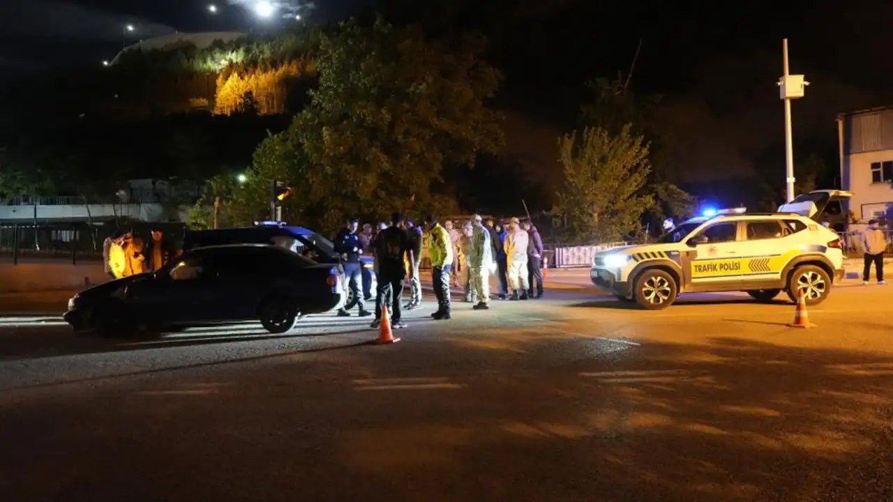 Alkollü sürücü jandarma aracına çarptı