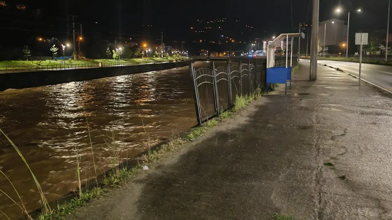 Araklı’da tehlike büyüyor! 2 yıldır yıkılan korkuluklar yapılmayı bekliyor