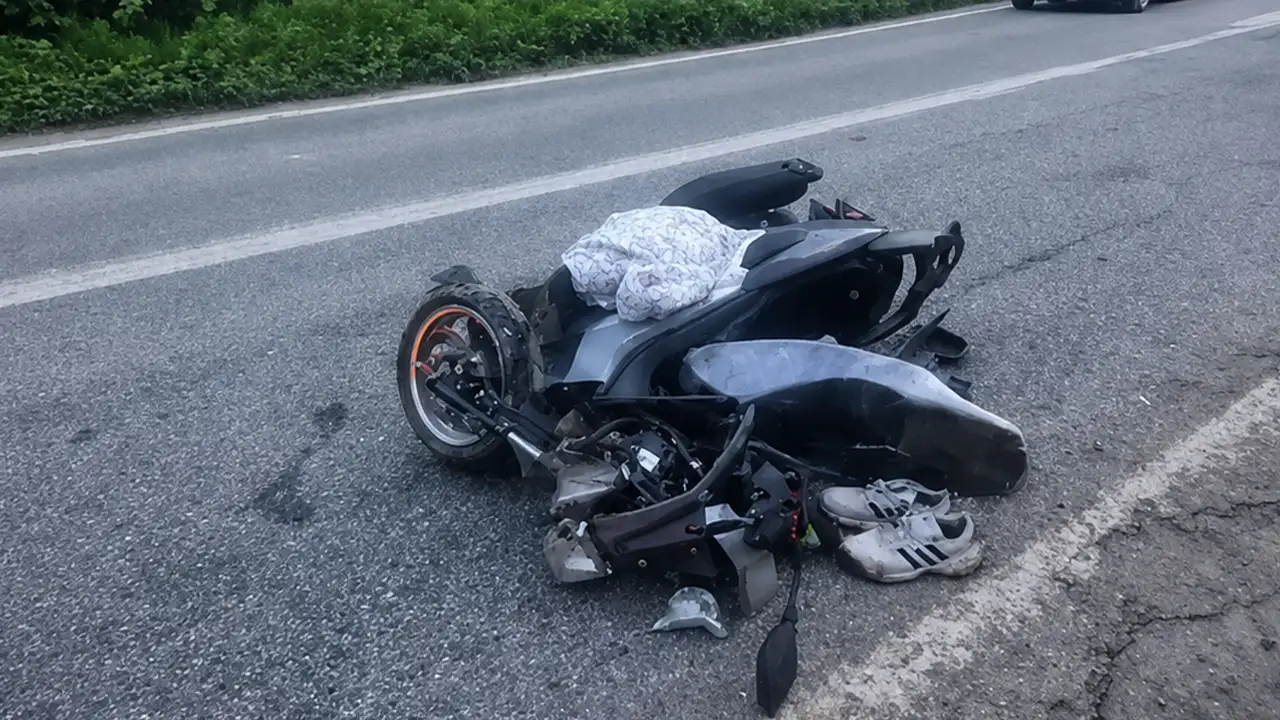 Trabzon'da korkutan kaza! Motosiklet hurdaya çıktı
