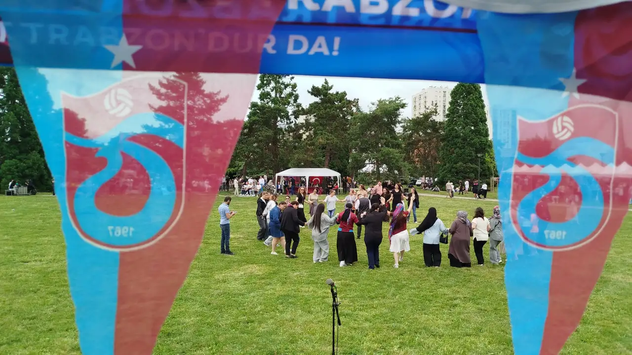 Paris’te Karadeniz rüzgarı! Fransızlar horona durdu