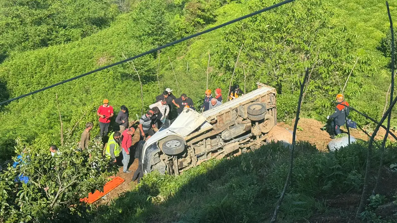 Rize’de çay yüklü kamyonet bahçeye devrildi