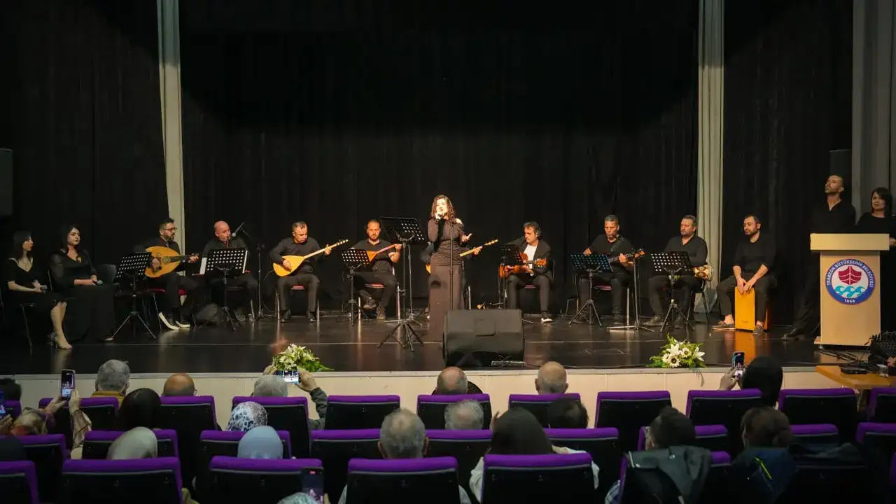 Trabzon’da türkü dolu gece! Görme engelli sanatçılar gönüllere dokundu