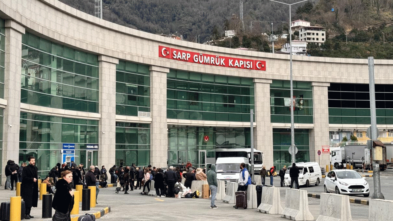 Sarp Sınır Kapısı’nda bayram hareketliliği: 185 bini aşkın geçiş