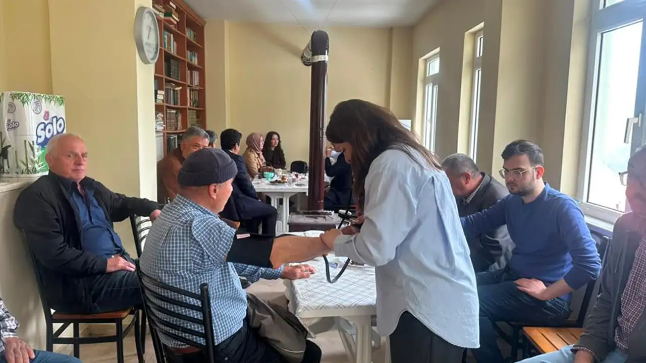 Giresun’da lise öğrencilerinden yaşlılara sağlık taraması