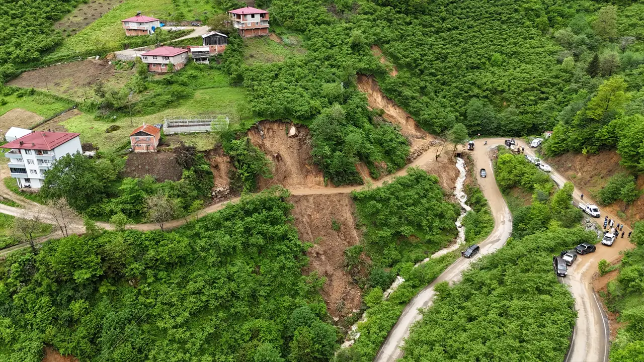 Giresun'da zemin kayıyor! 22 konut için tahliye kararı
